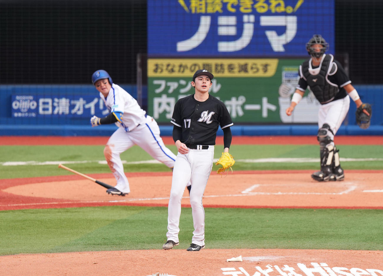 DeNA対ロッテ　6回裏DeNA2死二塁、牧（左奥）に左適時三塁打を打たれる佐々木朗（撮影・菅敏）