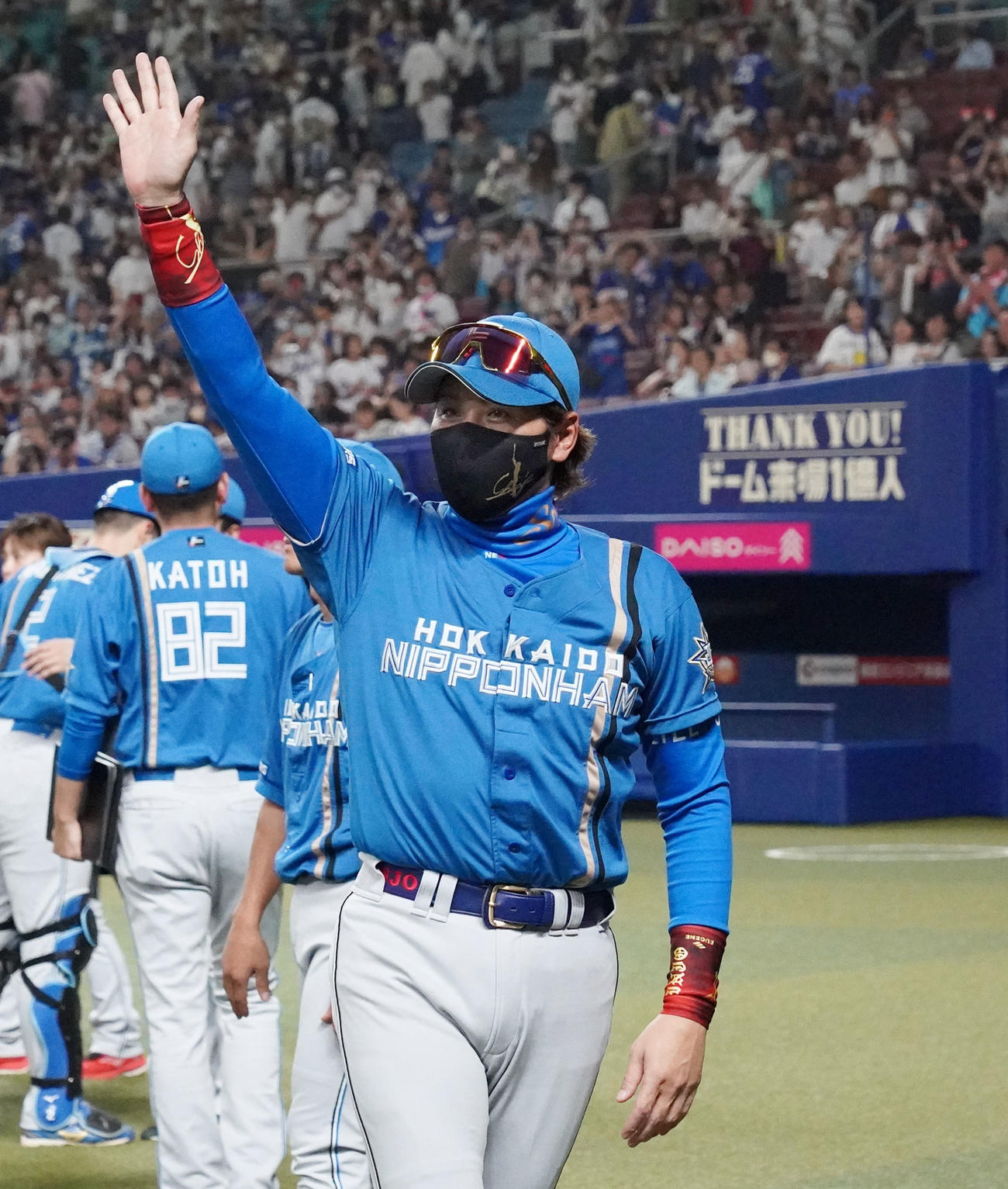 中日対日本ハム　試合後、ファンの声援に応える日本ハ新庄監督（撮影・森本幸一）
