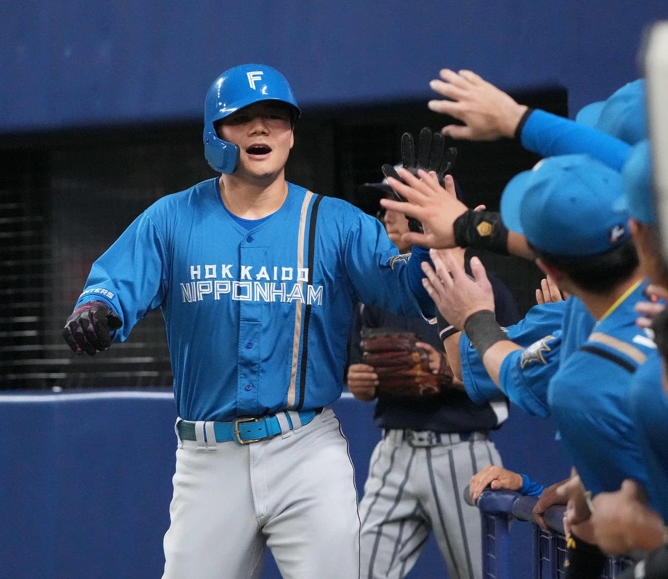 中日対日本ハム　1回表日本ハム1死一、二塁、万波の右前適時打で生還した清宮はチームメートとタッチを交わす（撮影・森本幸一）