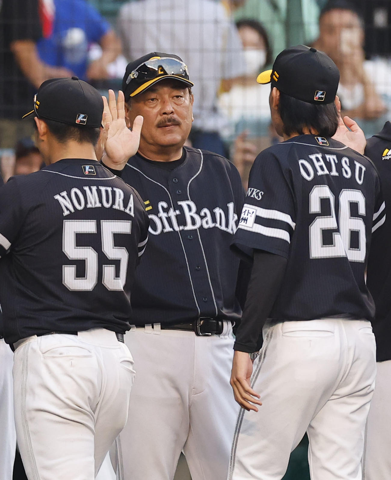 阪神対ソフトバンク　阪神に勝利し、大津（右）とタッチを交わすソフトバンク藤本監督（撮影・藤尾明華）