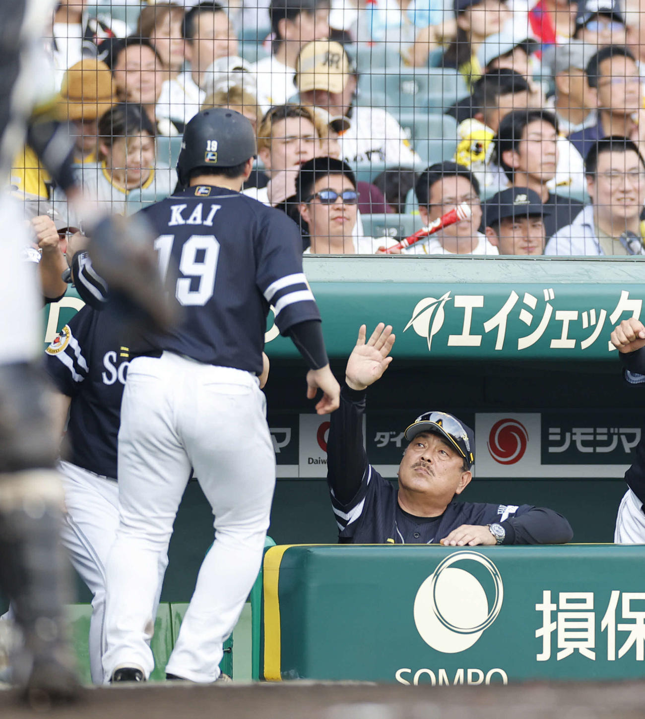 阪神対ソフトバンク　7回表ソフトバンク1死一、三塁、牧原大の先制適時二塁打で生還した甲斐を出迎えるソフトバンク藤本博史監督（右）（撮影・藤尾明華）