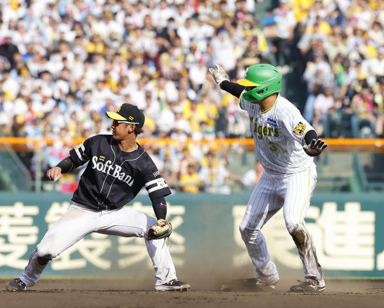 阪神対ソフトバンク　6回裏阪神1死一塁、打者佐藤輝のとき二盗を決める大山（右）。野手今宮（撮影・藤尾明華）