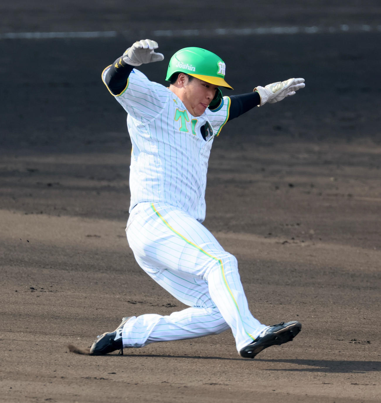阪神対ソフトバンク　6回裏阪神1死一塁、大山は打者佐藤輝のとき二塁盗塁を決める（撮影・加藤哉）
