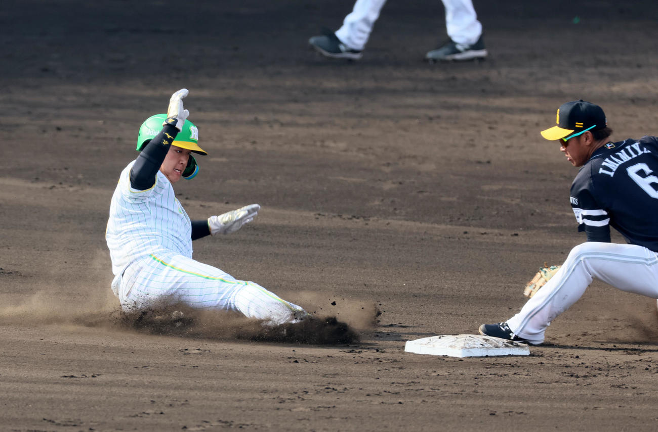 阪神対ソフトバンク　6回裏阪神1死一塁、大山は打者佐藤輝のとき二塁盗塁を決める（撮影・加藤哉）