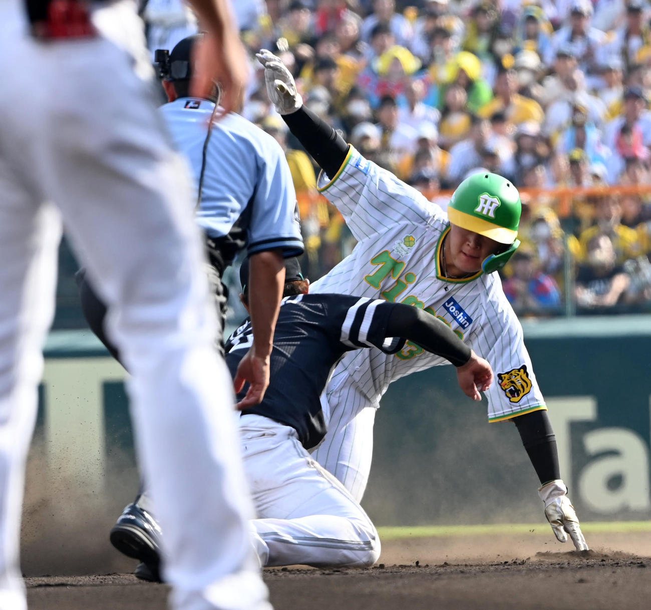 阪神対ソフトバンク　6回裏阪神1死一塁、大山は二塁盗塁に成功（撮影・前岡正明）