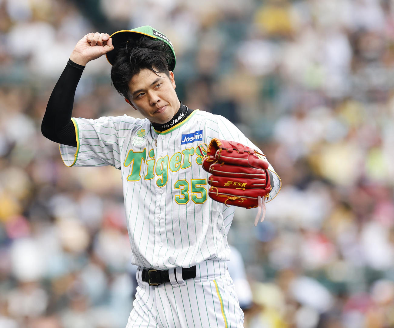 阪神対ソフトバンク　4回表ソフトバンク2死一、二塁、甲斐を三振に仕留め、ベンチに戻る阪神才木（撮影・藤尾明華）