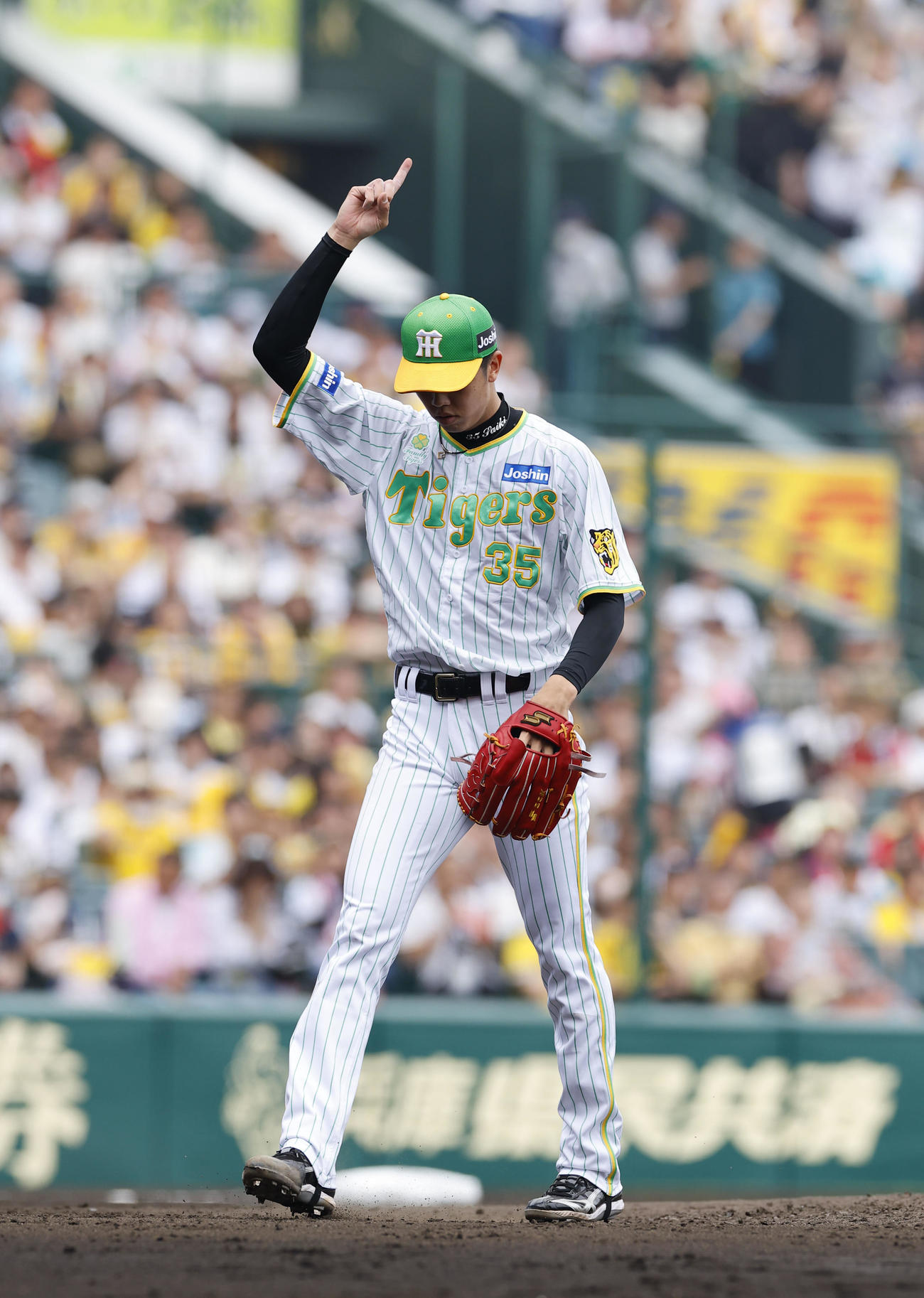 阪神対ソフトバンク　4回表ソフトバンク2死一、二塁、甲斐を三振に仕留め、人差し指を掲げる阪神才木（撮影・藤尾明華）