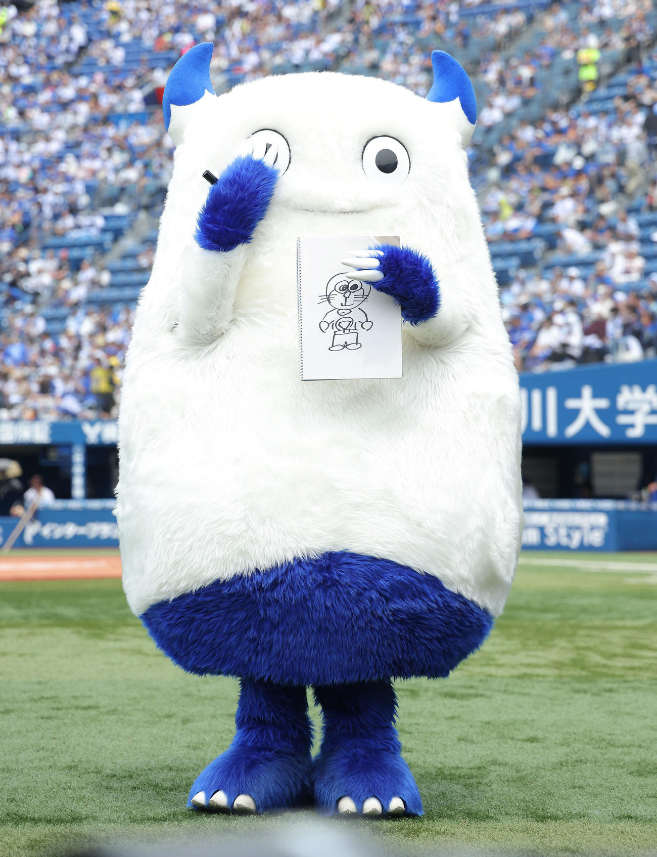 DeNA対ロッテ　　試合前、ロッテ村田打撃コーチが描いた似顔絵（？）を手にするバート（撮影・河田真司）