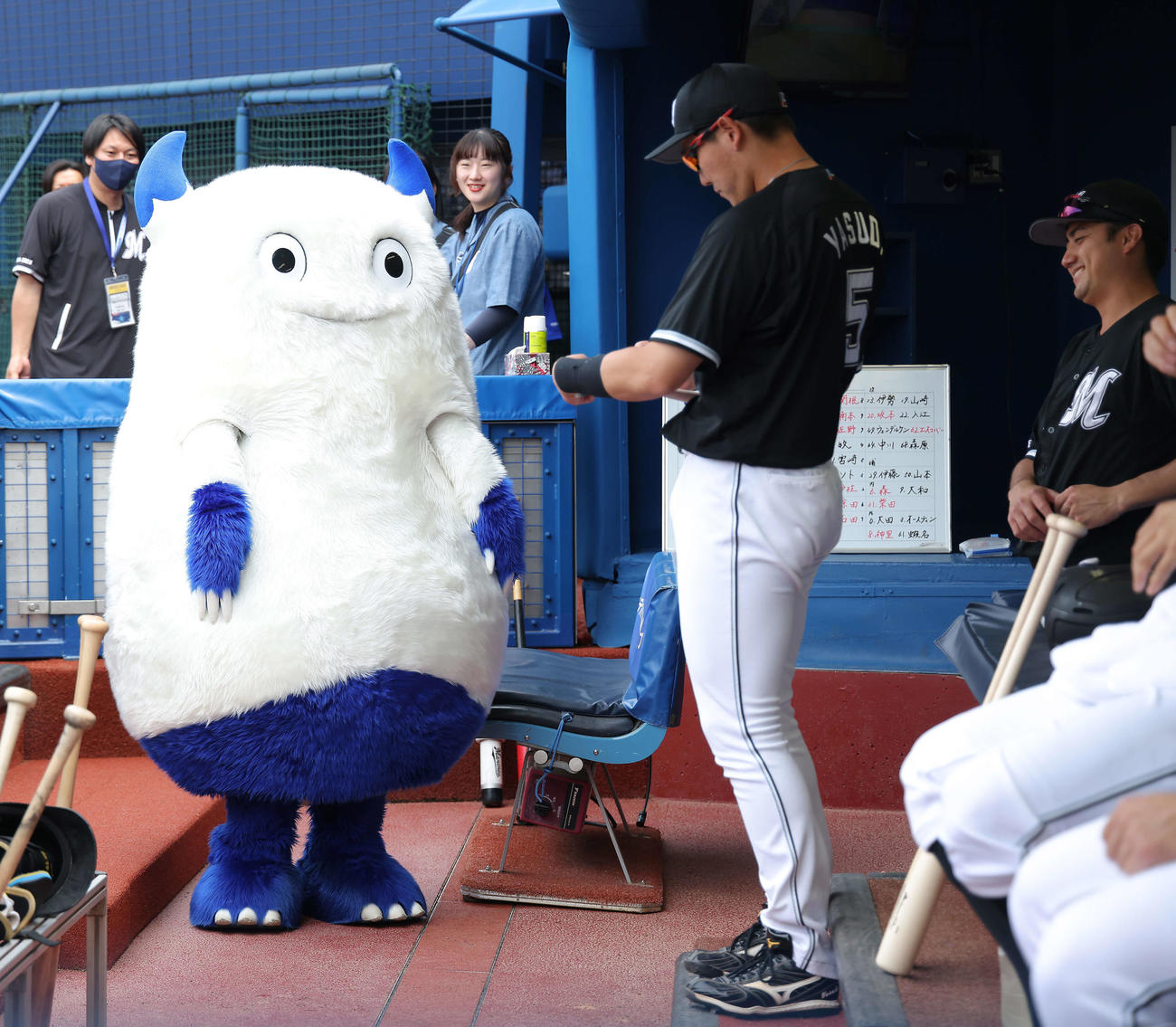 DeNA対ロッテ　試合前、バートの似顔絵に挑戦するロッテ安田（撮影・河田真司）
