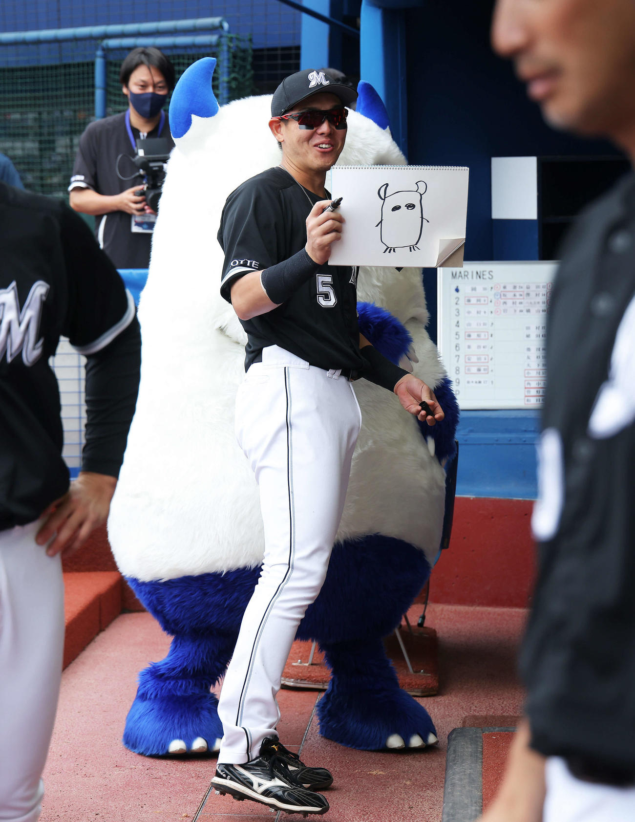 DeNA対ロッテ　試合前、バートの似顔絵を披露するロッテ安田（撮影・河田真司）