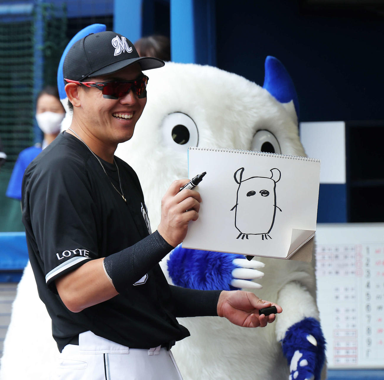 DeNA対ロッテ　試合前、バートの似顔絵を披露するロッテ安田（撮影・河田真司）