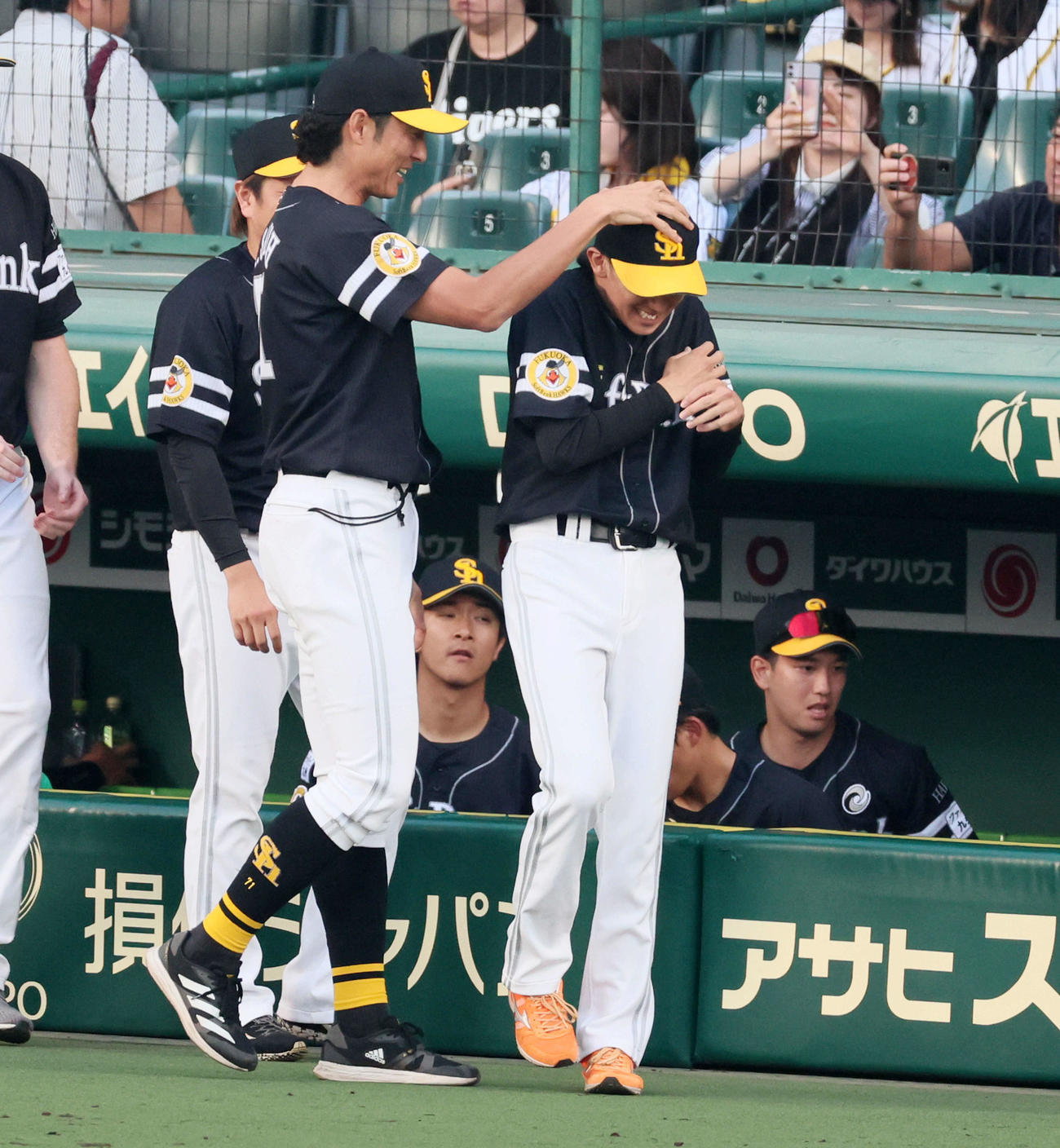 阪神対ソフトバンク　プロ初勝利を挙げ斉藤コーチ（左）から祝福される大津（撮影・加藤哉）