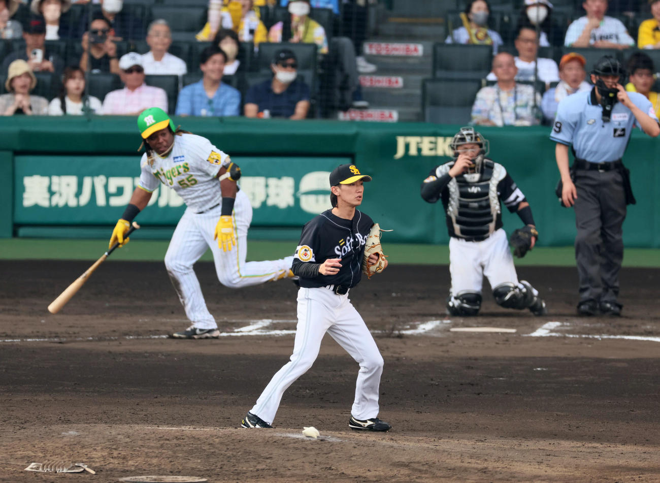 阪神対ソフトバンク　6回裏阪神1死一、二塁、ソフトバンク2番手で登板した大津はミエセスを三ゴロ併殺に仕留め1球でプロ初勝利を挙げる（撮影・加藤哉）
