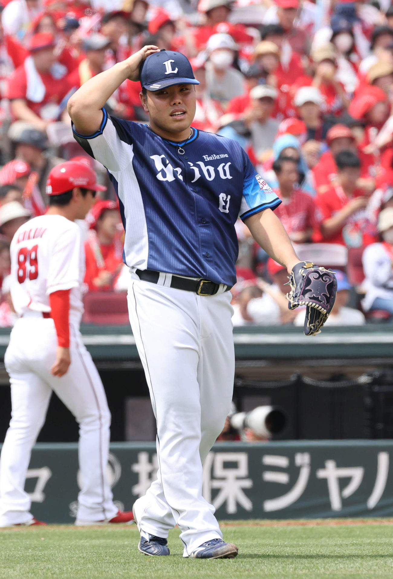 広島対西武　1回裏広島2死一、三塁、林の遊撃適時内野安打と源田の悪送球で3点目を献上の平良（撮影・加藤孝規）