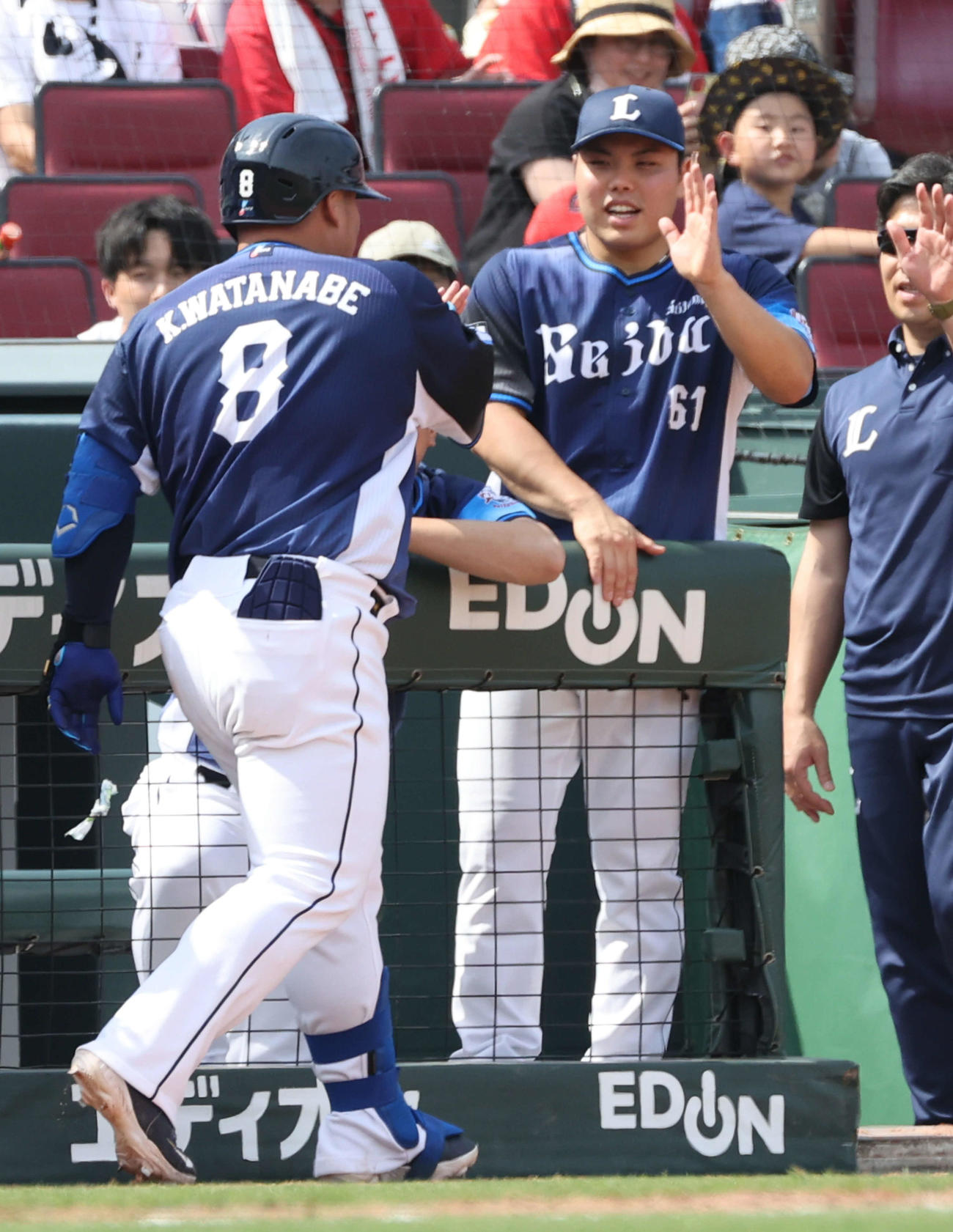 広島対西武　勝ち越しの左越え2点本塁打を放った渡部を迎える先発の平良（右）（撮影・加藤孝規）