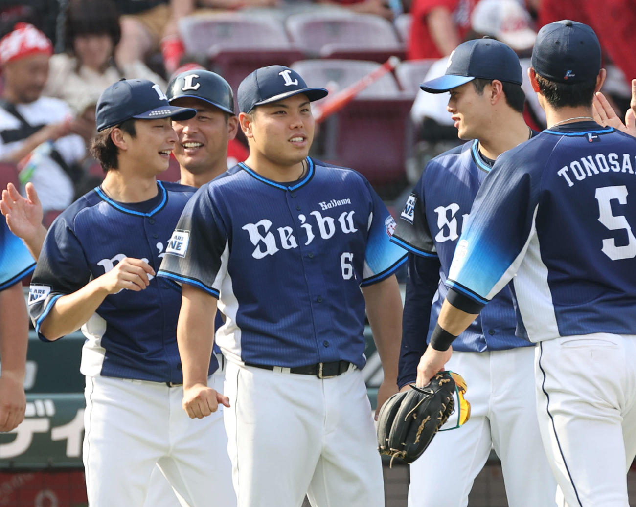広島対西武　ナインを迎える西武先発の平良（中央）撮影・加藤孝規）