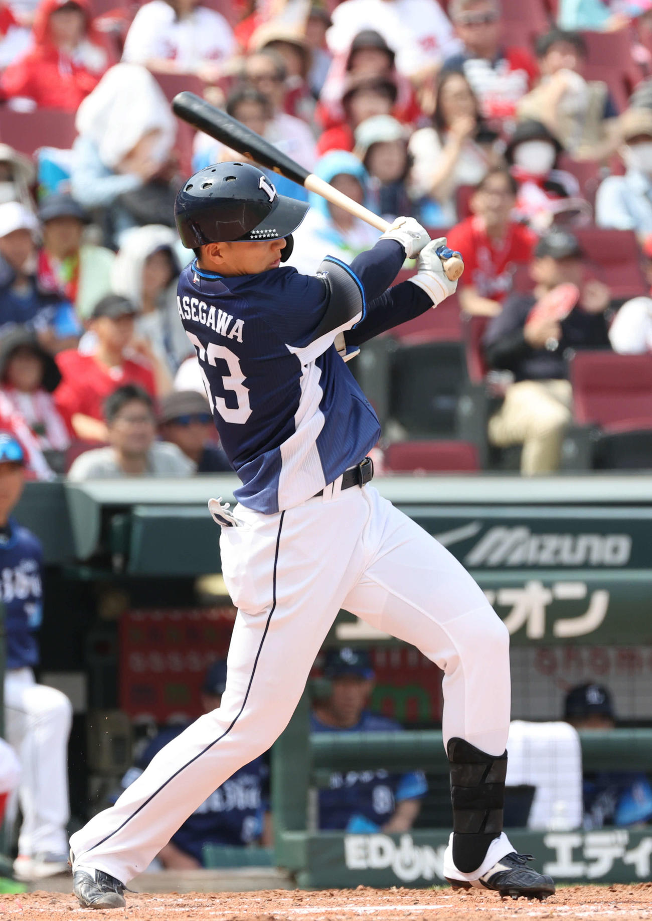 広島対西武　4回表西武2死二塁、長谷川は左中間越え2点本塁打を放つ（撮影・加藤孝規）