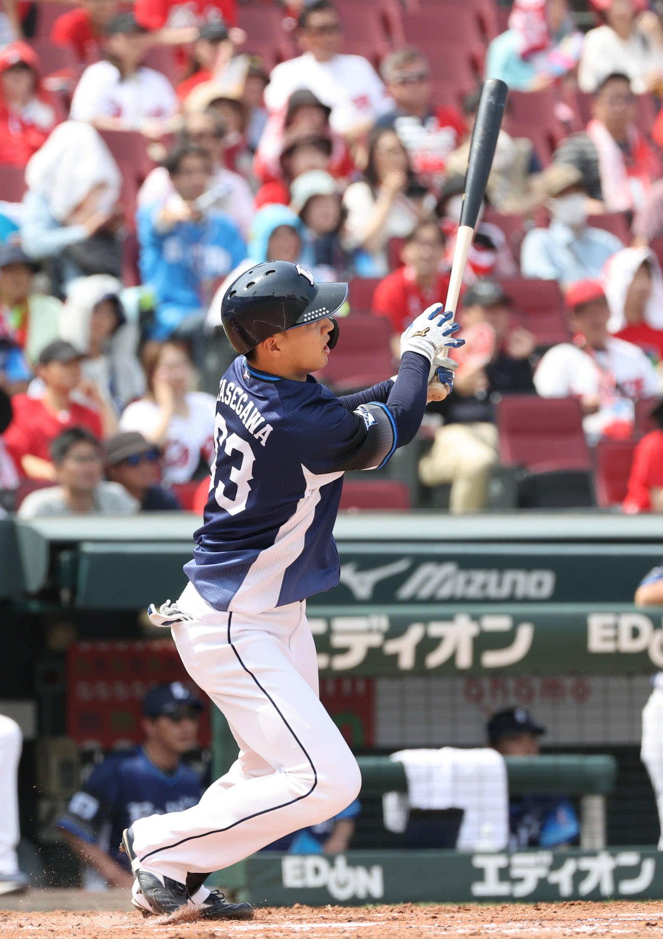広島対西武　4回表西武2死二塁、長谷川は左中間越え2点本塁打を放つ（撮影・加藤孝規）