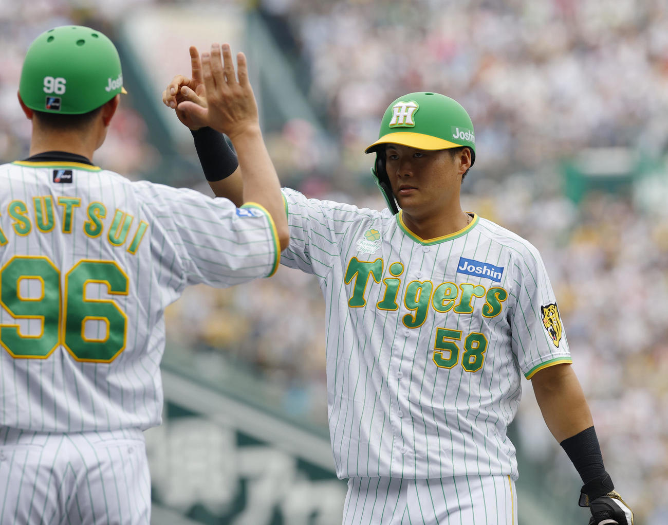 阪神対ソフトバンク　1回裏阪神2死、遊撃内野安打を放ちポーズをとる前川（撮影・藤尾明華）