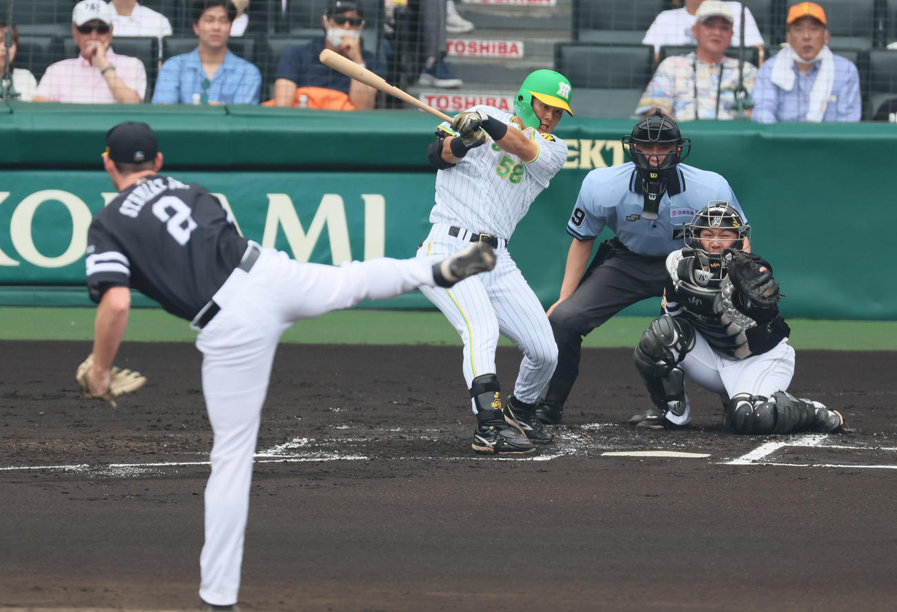 阪神対ソフトバンク　1回裏阪神2死、前川は遊撃内野安打を放つ。投手はスチュワート（撮影・加藤哉）