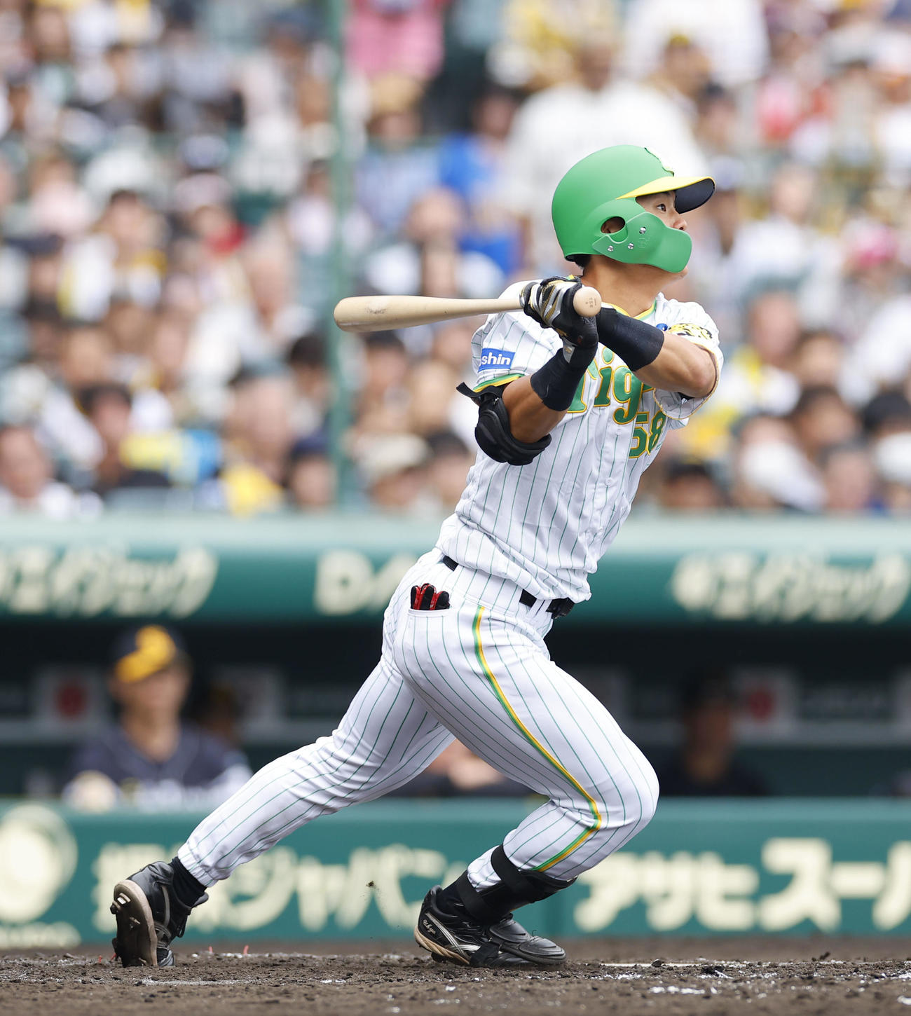 阪神対ソフトバンク　4回裏阪神無死、前川が右中間に二塁打を放つ（撮影・藤尾明華）