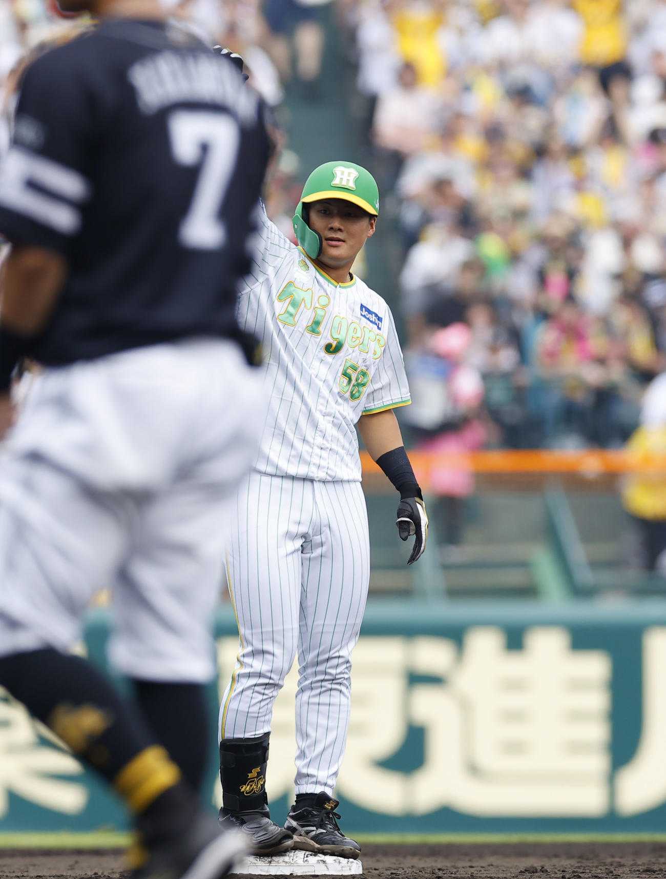 阪神対ソフトバンク　4回裏阪神無死、右中間に二塁打を放ちポーズをとる前川（撮影・藤尾明華）
