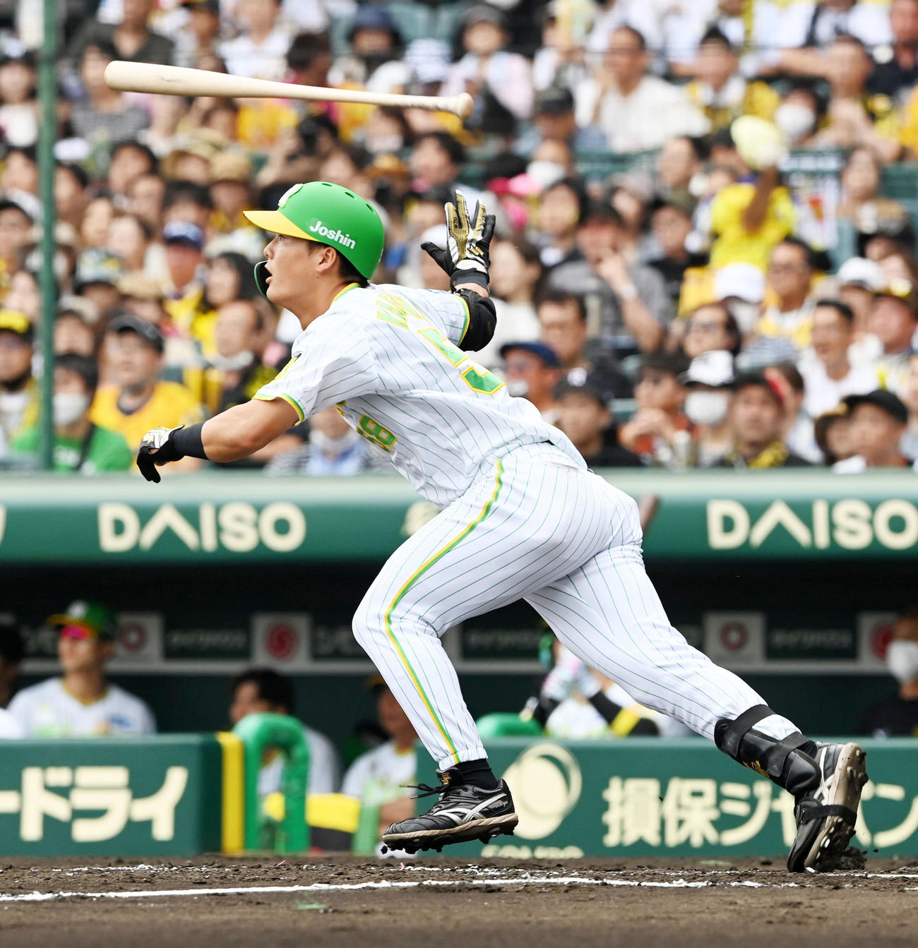 阪神対ソフトバンク　4回裏阪神無死、前川は右中間へ二塁打を放つ（撮影・前岡正明）