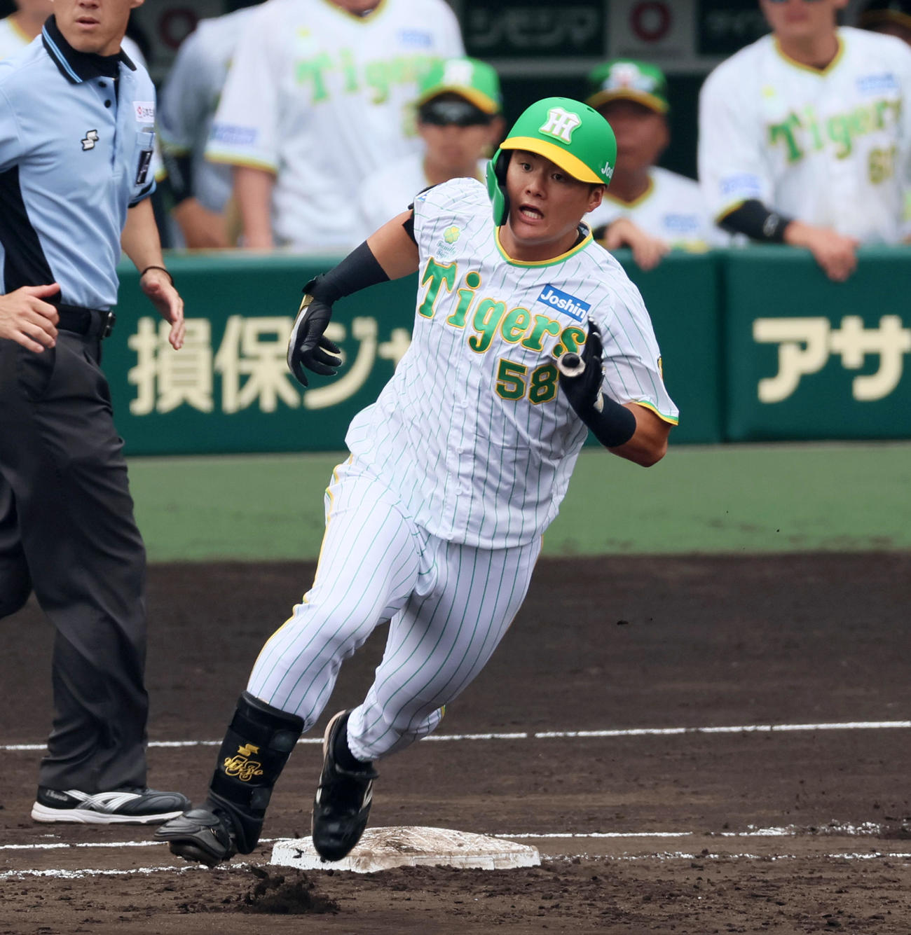 阪神対ソフトバンク　4回裏阪神無死、前川は右中間へ二塁打を放つ（撮影・加藤哉）