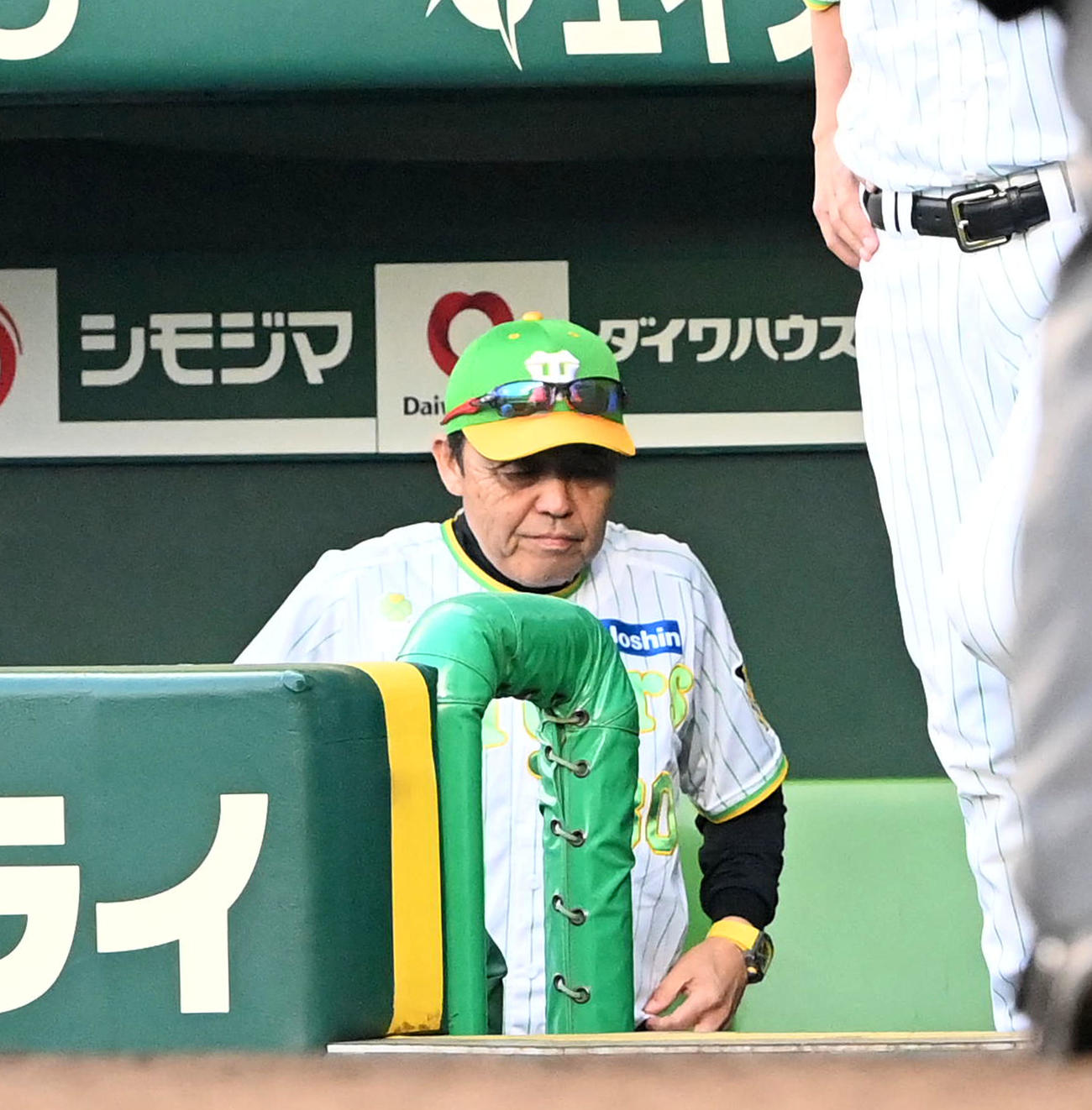 阪神対ソフトバンク　ソフトバンクに連敗、がっくり引き揚げる阪神岡田監督（撮影・前岡正明）
