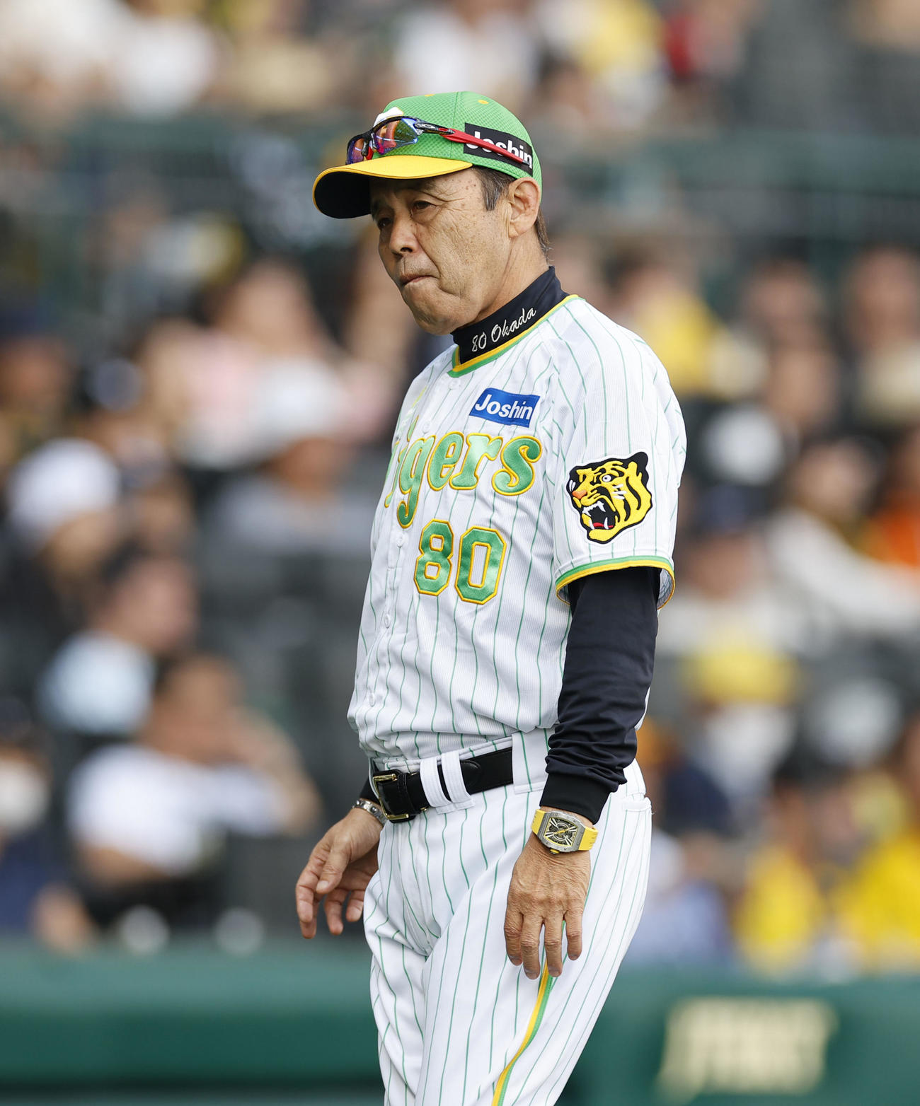 阪神対ソフトバンク　7回表ソフトバンク1死二、三塁、交代告げベンチに戻る阪神岡田監督（撮影・藤尾明華）