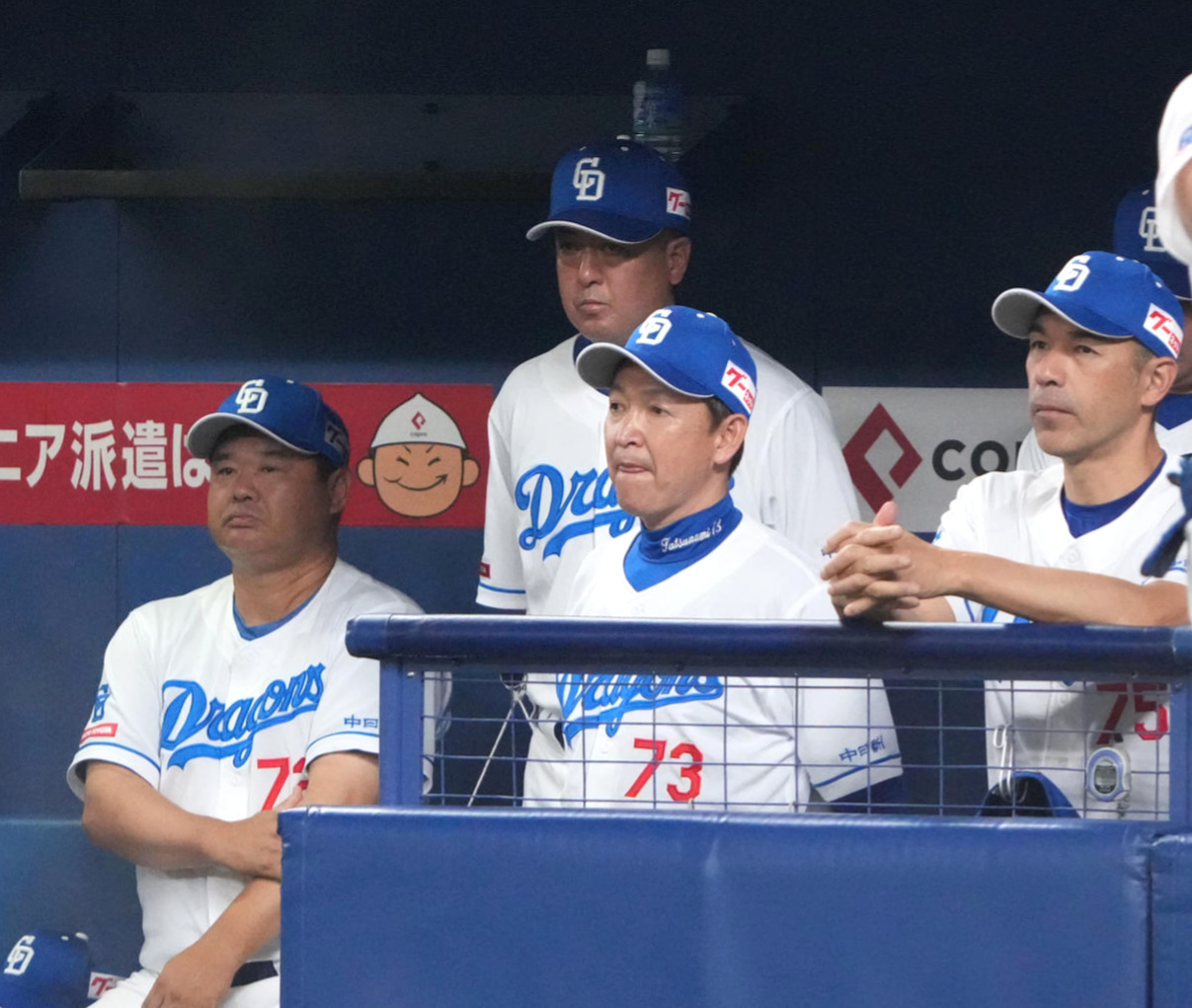 中日対日本ハム　9回裏、ベンチから試合を見つめる立浪監督（中央）（撮影・森本幸一）