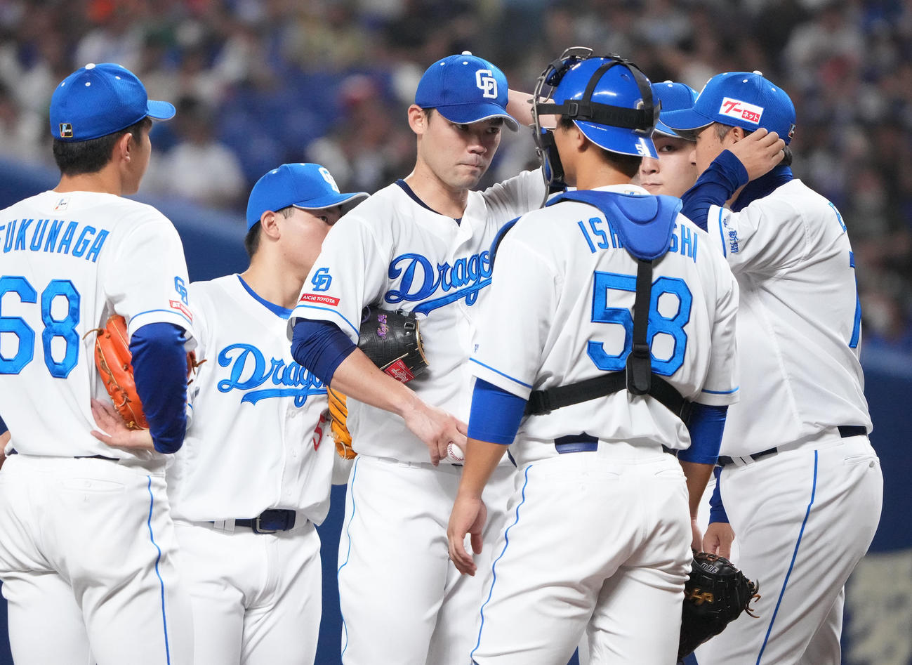 中日対日本ハム　1回表日本ハム1死一、三塁、マウンドの福谷（中央）のもとに集まる中日ナイン（撮影・森本幸一）