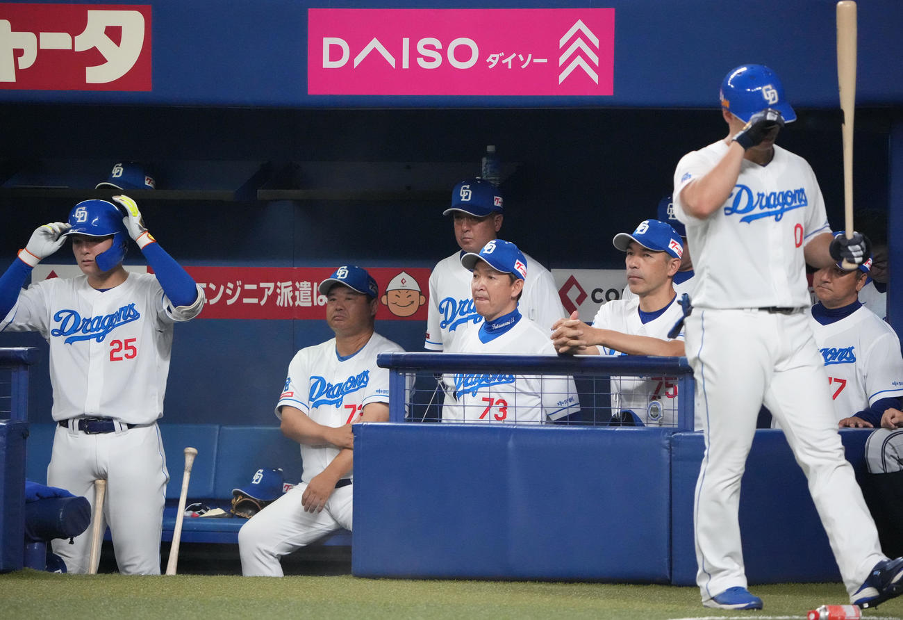 中日対日本ハム　9回裏、ベンチから試合を見つめる立浪監督（中央）（撮影・森本幸一）