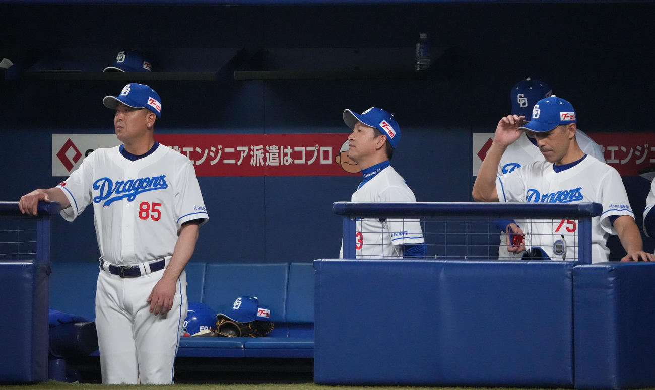 中日対日本ハム　試合終了、ベンチからスコアボードを見つめる立浪監督（中央）（撮影・森本幸一）