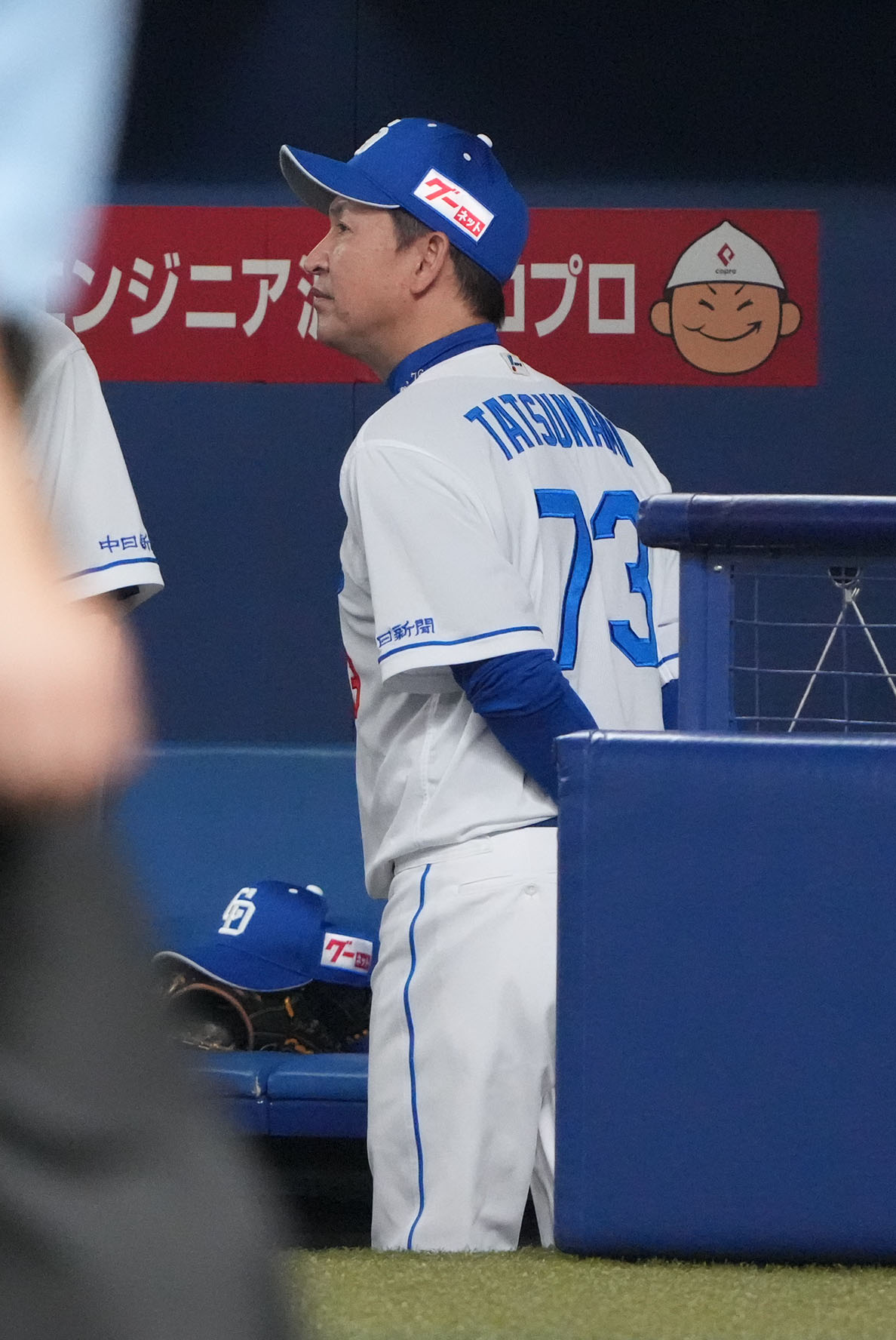中日対日本ハム　試合終了、ベンチからスコアボードを見つめる立浪監督（撮影・森本幸一）