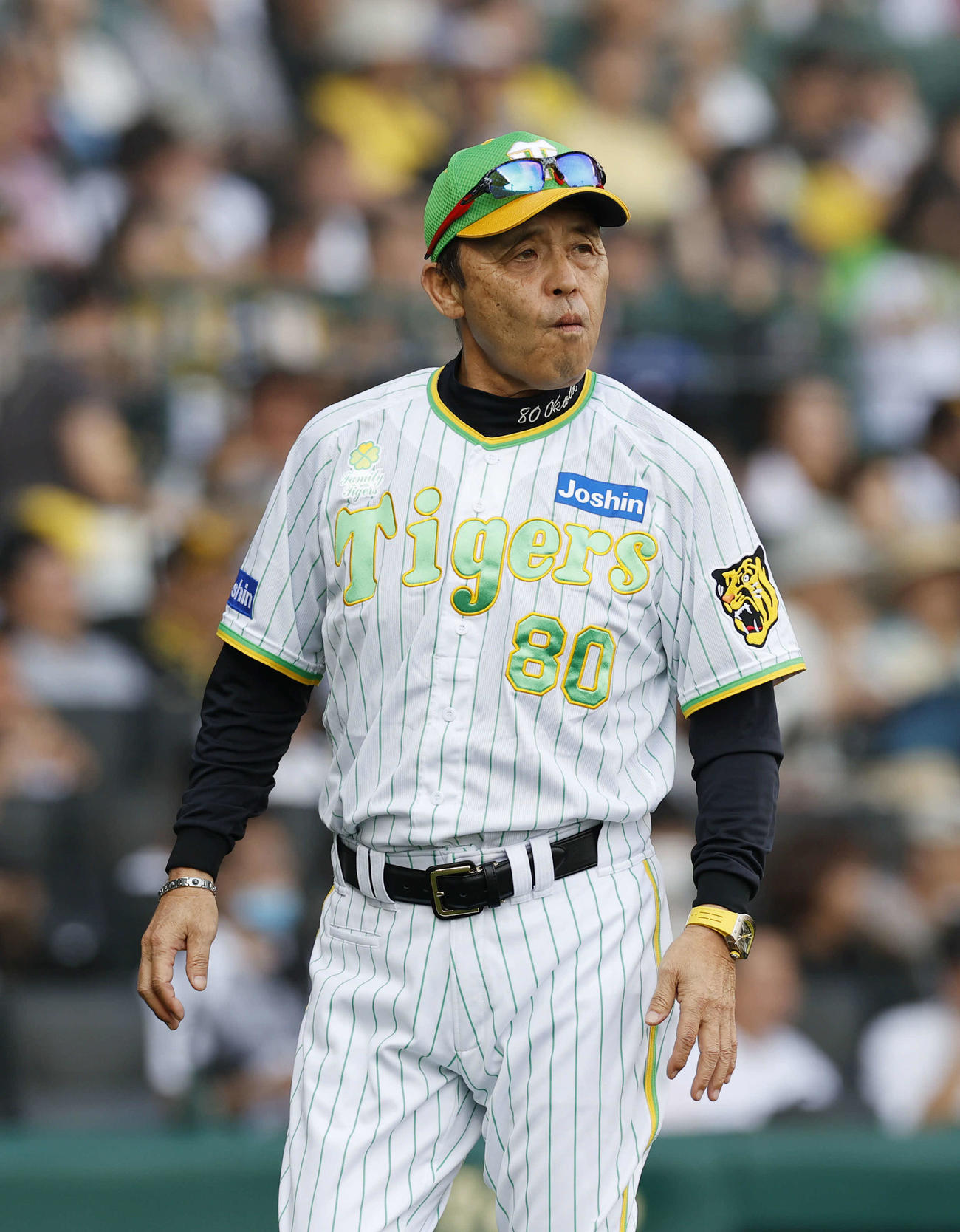 阪神対ソフトバンク　7回表ソフトバンク1死二、三塁、選手交代を告げベンチに戻る阪神岡田監督（撮影・藤尾明華）