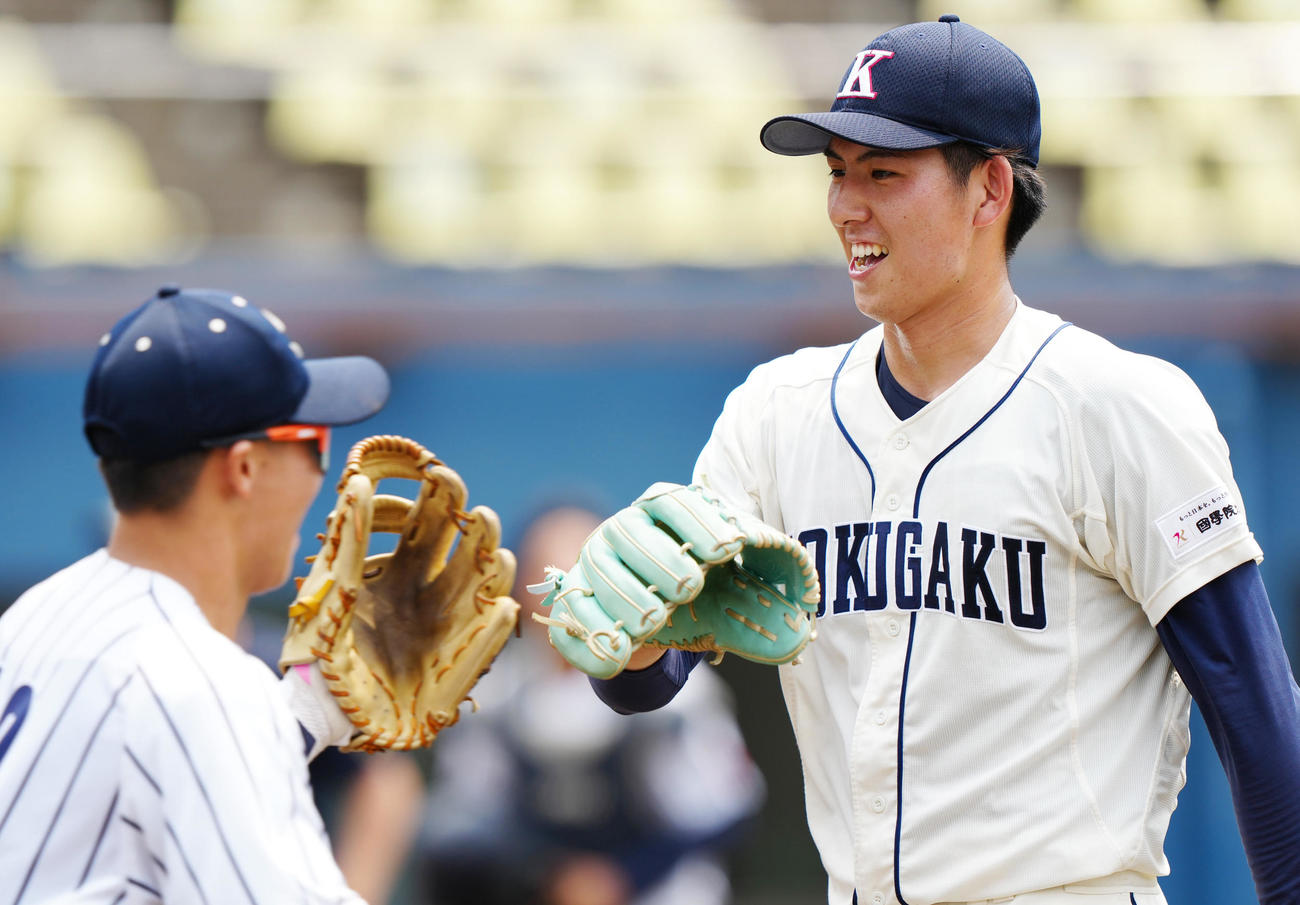 紅白戦　2回表終了後、ベンチに引き揚げる紅組先発の国学院大・武内（右）（撮影・江口和貴）