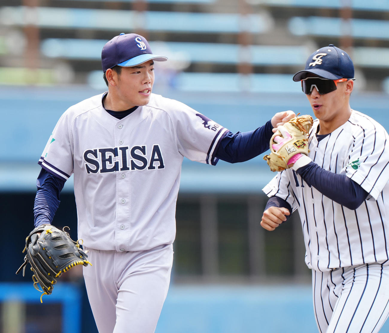 紅白戦　1回裏終了後、ベンチに引き揚げる白組先発の星槎道都大・滝田（左）（撮影・江口和貴）