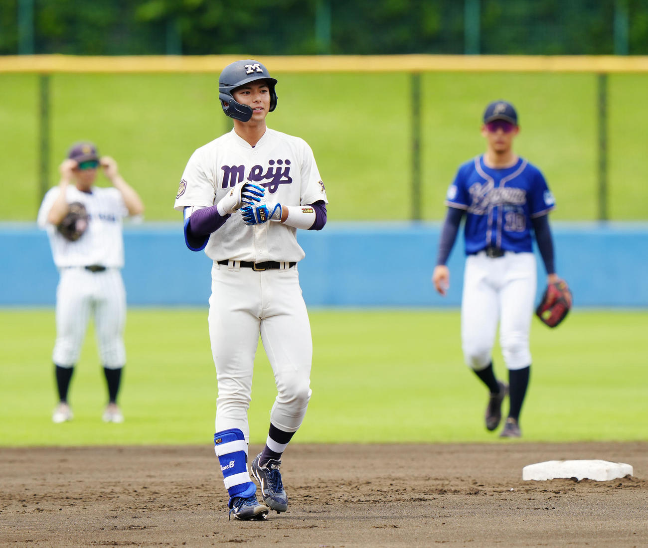 紅白戦　2回表白組無死一塁、先制適時二塁打を放った明大・宗山（撮影・江口和貴）