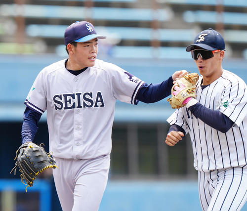 紅白戦 1回裏終了後、ベンチに引き揚げる白組先発の星槎道都大・滝田(左)(撮影・江口和貴)