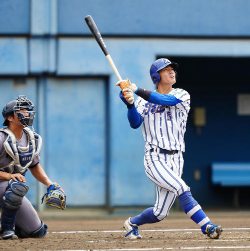 紅白戦 3回表白組1死、ソロ本塁打を放つ立正大・飯山(撮影・江口和貴)