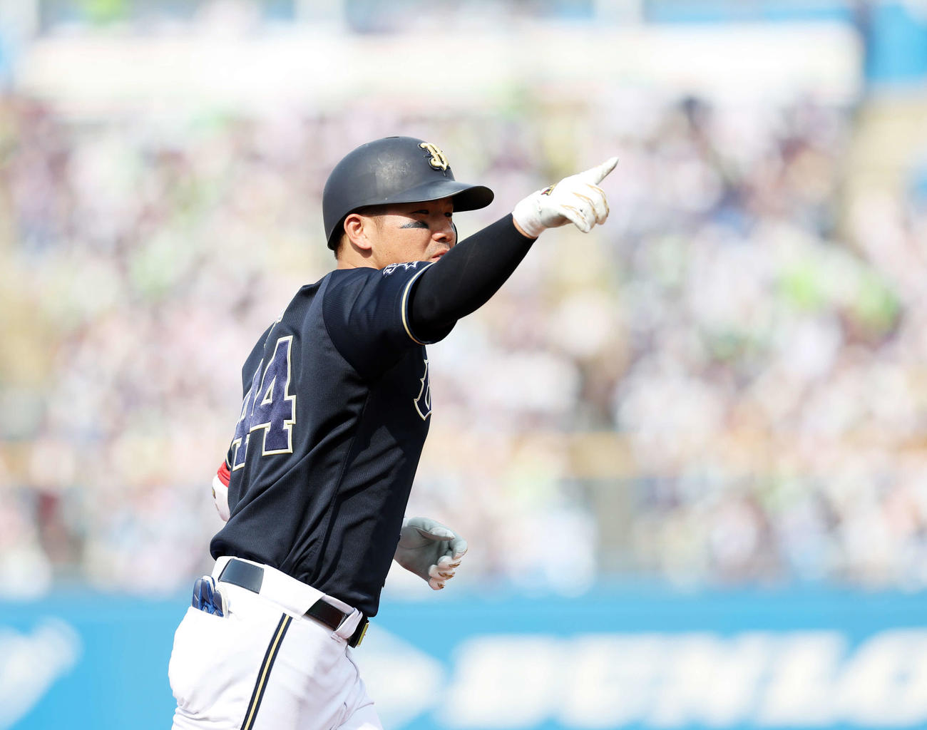 ヤクルト対オリックス　7回表オリックス無死、頓宮は左中間ソロ本塁打を放ちポーズを決める（撮影・鈴木正人）
