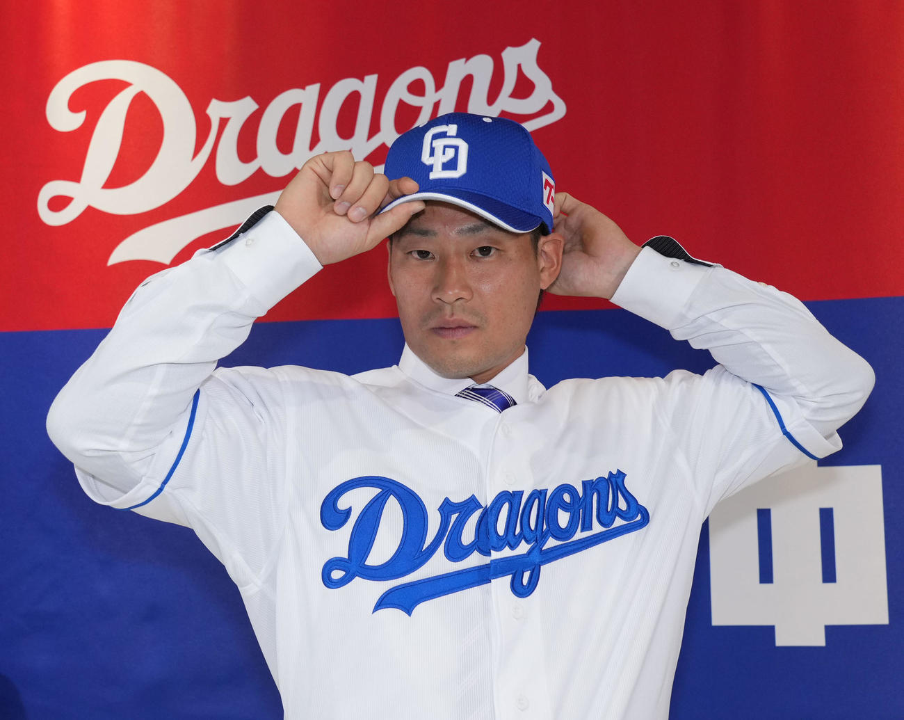 入団会見後ポーズを決める加藤匠馬（2023年1月11日撮影）