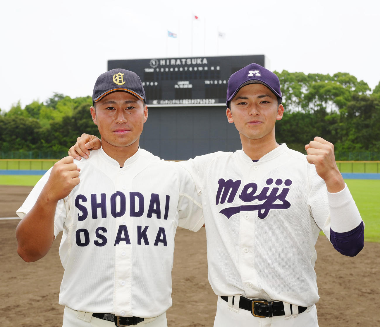 侍ジャパン大学日本代表選考合宿後、写真に納まる明大・宗山（右）と大商大・渡部（撮影・江口和貴）