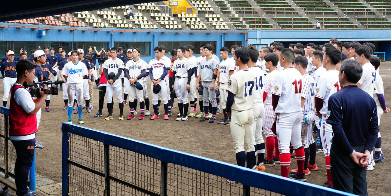 侍ジャパン大学日本代表選考合宿終了後、大久保監督（左から2人目）の話を聞く選手たち（撮影・江口和貴）