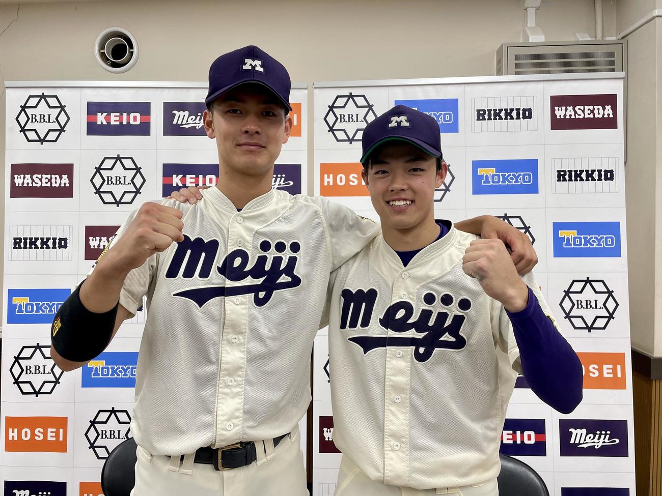 明大対早大　勝利に貢献した明大の左から内海と三浦（撮影・保坂恭子）
