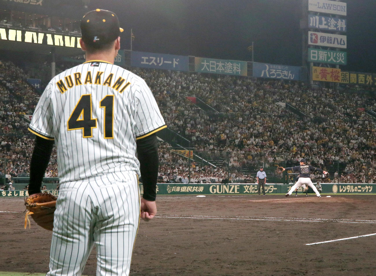 阪神対オリックス　7回裏、阪神村上（手前）はオリックス山本の投球をベンチ前から見る（2023年6月13日撮影）