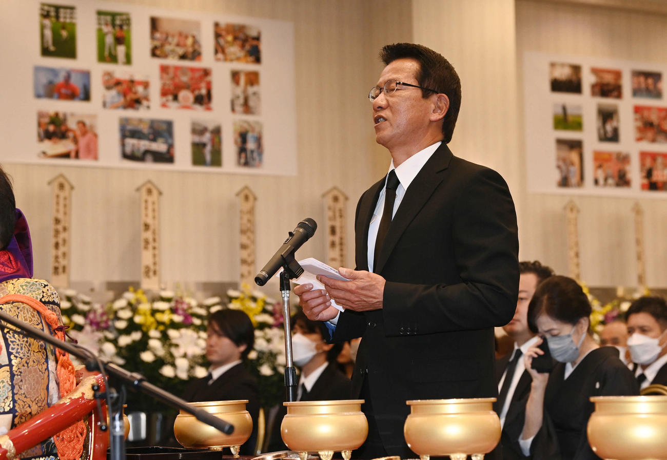北別府学氏告別式　声を詰まらせながら弔辞を読み上げる大野豊氏