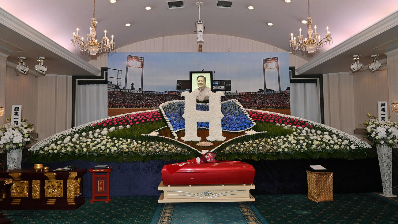 北別府学さんの祭壇には赤いひつぎと旧広島市民球場の写真が飾られた