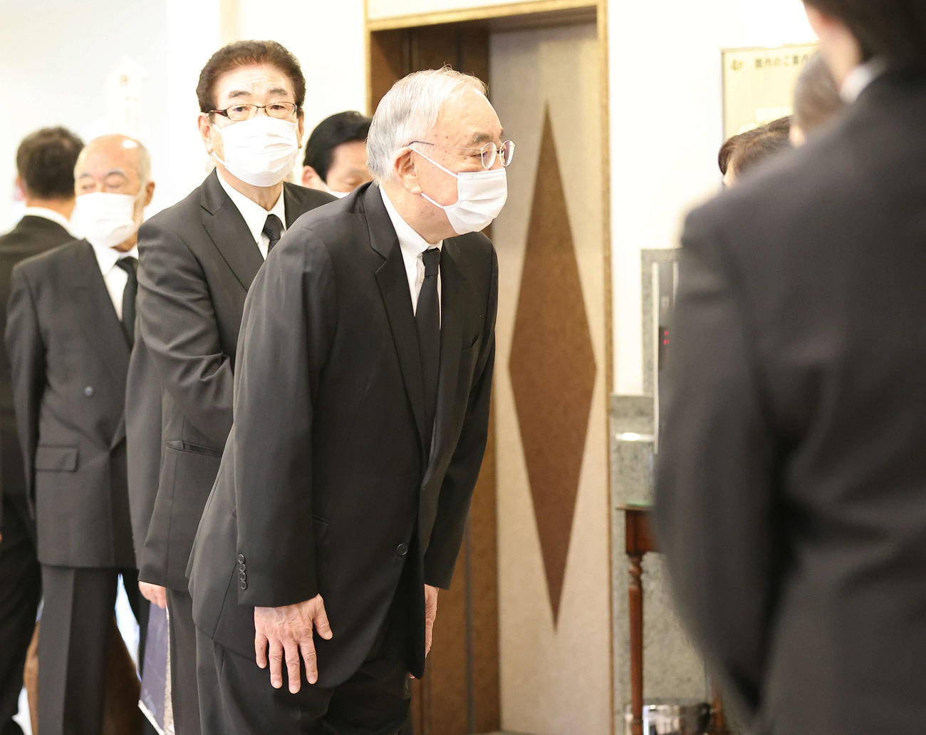 北別府学氏告別式　松田元オーナー（中央）と山本浩二氏